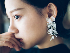 Sustainable jewellery Sekundär white real flower earrings